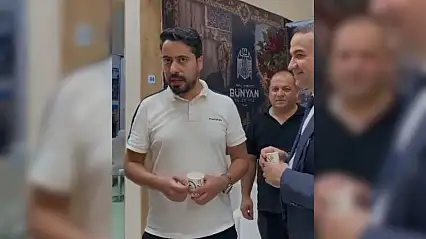 Ünlü fenomen Kayseri Tanıtım Günleri'nde gilaburu suyu içti
