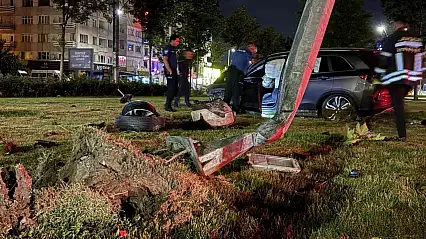 Virajı alamayan araç aydınlatma direğini yerinden söktü: 1 yaralı