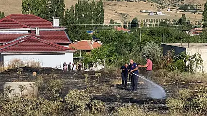 Yahyalı'da ot yangını korkuttu: Alevler evlere ulaşmadan söndürüldü