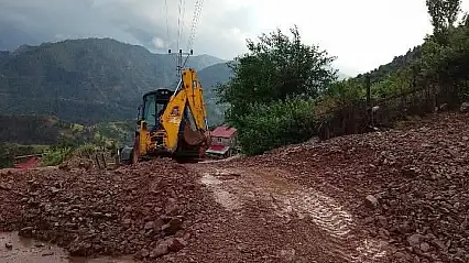 Yahyalı'da sel nedeniyle kapanan mahalle yolu ulaşıma açıldı