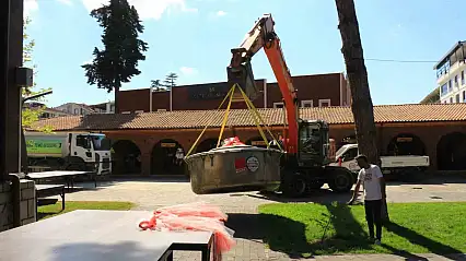 Yaprak Festivali'nde 100 bin 60 dolmanın pişeceği dev kazanı iş makinesiyle taşındı