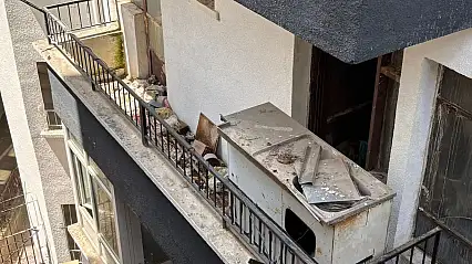 Yaşlı çiftin evinden kamyon dolusu çöp çıkartıldı