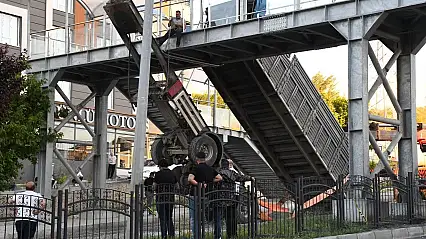 Yozgat'ta tırın dorsesi üst geçide takıldı