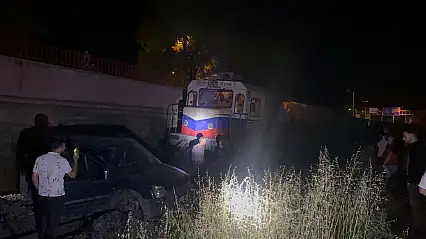 Yük treni hafif ticari aracı 120 metre sürükledi: 2 yaralı