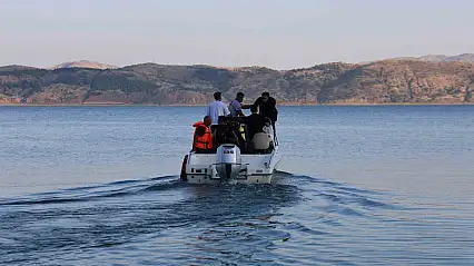 Yüzmek için göle giren çocuk kayboldu