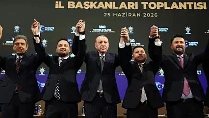 AK Parti'ye katılan 3 belediye başkanına rozeti Cumhurbaşkanı Erdoğan taktı