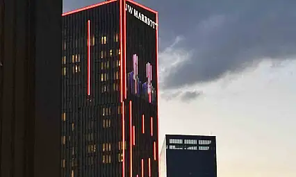 ABD Başkanı Trump'ın kalacağı otele Cumhurbaşkanı Erdoğan ile birlikte yer aldığı fotoğraf yansıtıldı