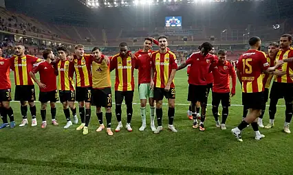 Kayserispor, ilk galibiyetini taraftarıyla kutladı