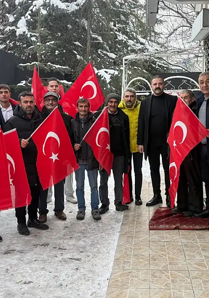 Bayrağa el uzatanlara Kayseri'den sert mesaj: Ülkü Ocakları şehri Türk bayraklarıyla donattı