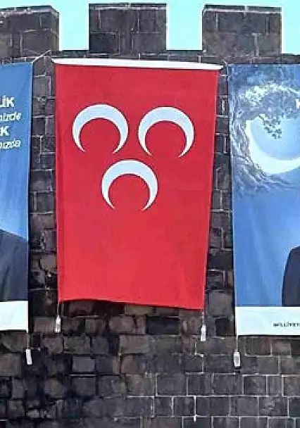 Diyarbakır surlarına MHP Lideri Bahçeli'nin dev posteri asıldı