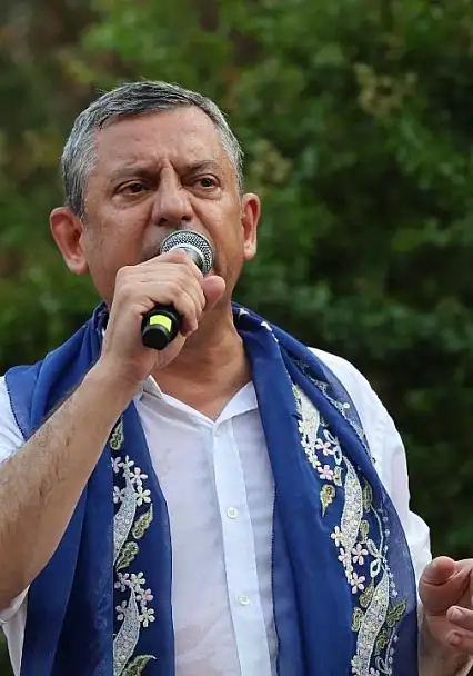 Özgür Özel'den yeni parti sinyali: Sizi hiç üzmeden yeni bir yol açacağız
