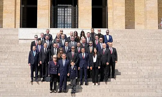 Galatasaray Başkanı Dursun Özbek, kurullarıyla birlikte Anıtkabir'i ziyaret etti