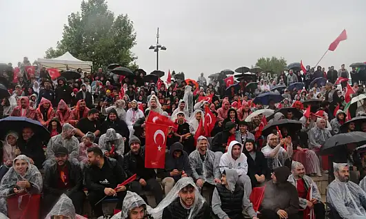 Yağmur dinlemediler, milli takım için meydana koştular