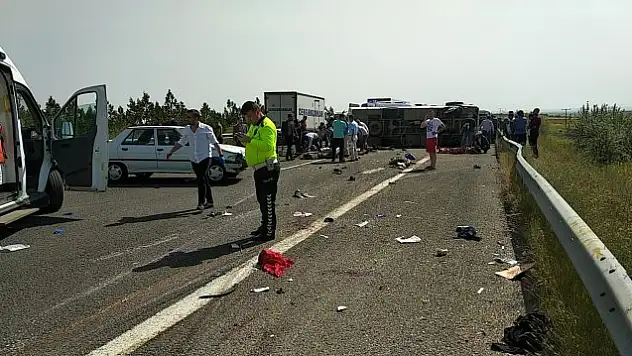 1 Mayıs Kutlaması Yolunda İşçileri Taşıyan Otobüs Devrildi! 5 Ölü, 15 Yaralı