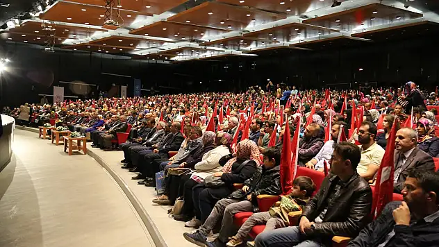 15 TEMMUZ ŞEHİTLERİMİZ 'DİRENİŞTEN DİRİLİŞE GECESİ'NDE ANILDI