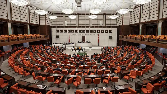 15 yaş altına sosyal medya yasağı getirildi, doğum izni süresi uzatıldı