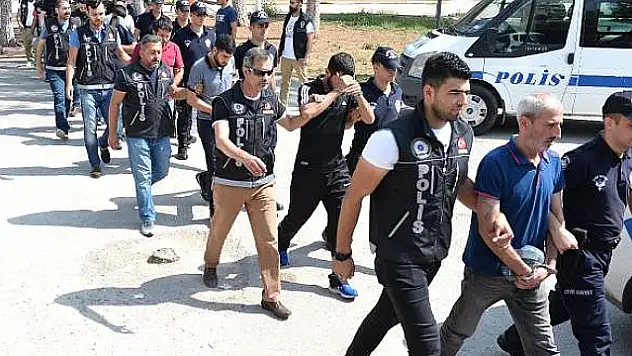 17 Kişi Tutuklanınca 150 Kişi Adliyeyi Bastı!