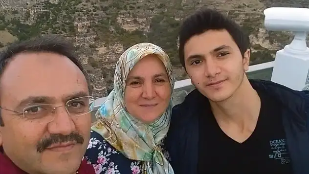 18 Yaşındaki Genç, Anne ve Babasını Öldürüp Başına Sıkarak İntihar Etti