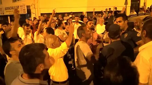 250 KİŞİLİK GRUP,BİR KADININ EVİNE TAŞLA SALDIRDI