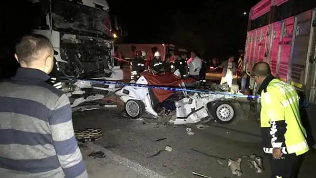 KAMYONLA ÇEKİLEN OTOBÜSE TIR ÇARPTI: 3 ÖLÜ,2 YARALI