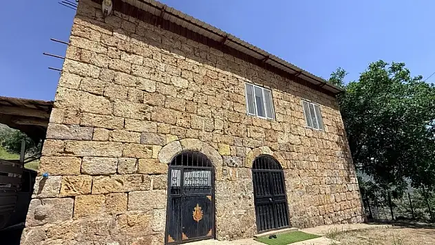 30 yıl önce kendi emeğiyle yaptığı ev turistlerin ilgi odağı oldu