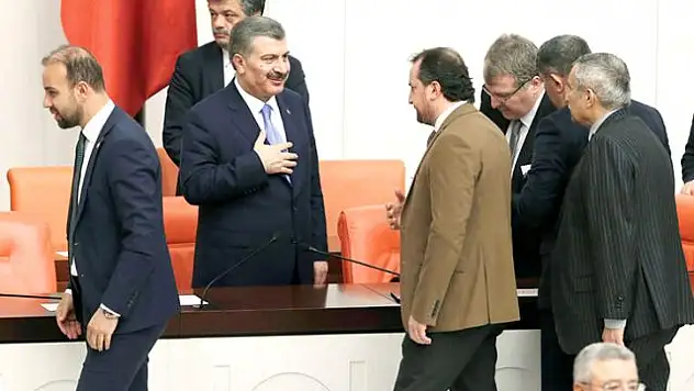 BAKAN KOCA, KORONA VİRÜSTEN NASIL KORUNUYOR?