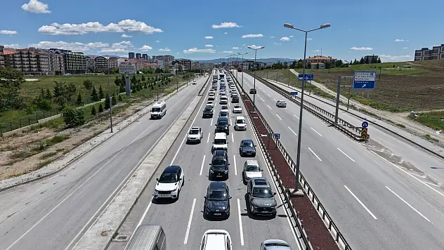 43 ilin bağlantı noktasında trafik yoğunluğu arttı