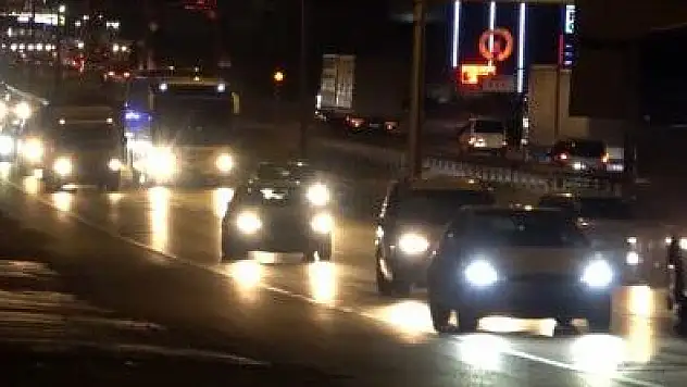43 İLİN GEÇİŞ GÜZERGAHINDA TRAFİK YOĞUNLUĞU: TATİLCİLER YOLLARA AKIN ETTİ