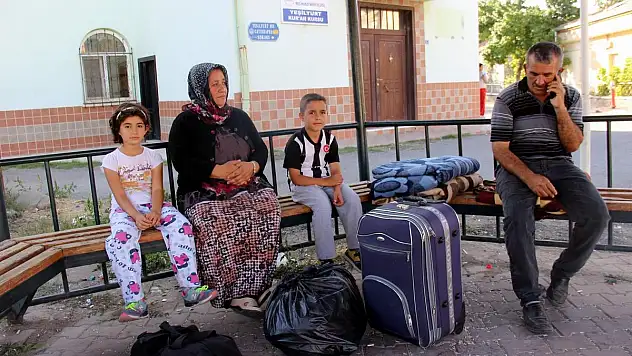 Sokağa Atılan Aile Büyükşehir Belediyesi Tarafından Huzurevine Yerleştirildi