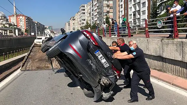 5 ARAÇLIK ZİNCİRLEME KAZADA KALDIRIMA ÇARPAN OTOMOBİL DEVRİLDİ