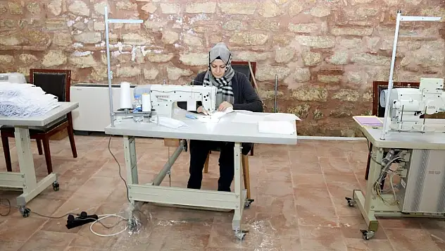 500 YILLIK TARİHİ MEKANDA MASKE ÜRETİMİ YAPILIYOR