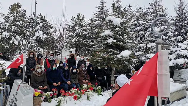 KAYSERİ'NİN İLK KADIN ŞEHİDİ PÜRNEK KABRİ BAŞINDA ANILDI