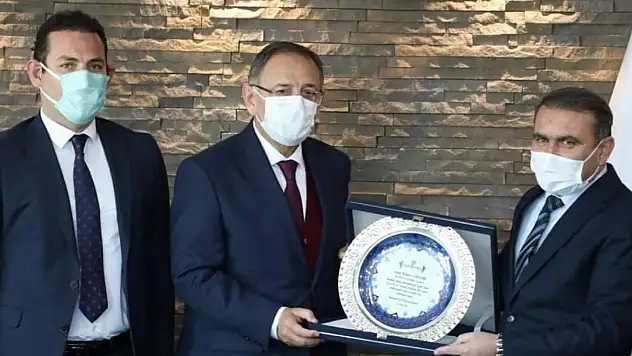 AK PARTİLİ ÖZHASEKİ: 'KUMSMALL KAYSERİ MOBİLYASININ VİTRİNİ OLMUŞ'