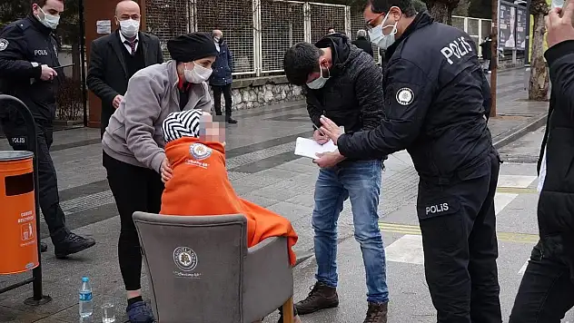 ÇORUM'DA BOŞANMA DAVASINDAN ÇIKAN KOCA EŞİNİN BULUNDUĞU OTOMOBİLE ATEŞ AÇTI