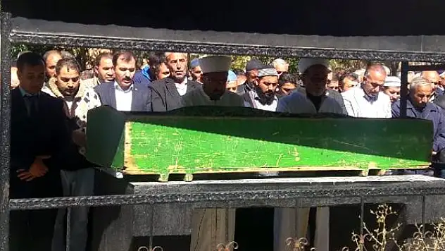 6 AYLIK BEBEK BABASIYLA AYNI TABUTTA!