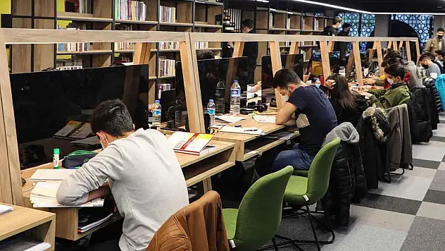 7/24 KÜTÜPHANE BİR YILDA 170 BİN KİŞİYE HİZMET VERDİ