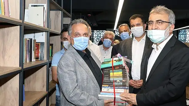 7/24 KÜTÜPHANEYE İLK KİTAP BAĞIŞI TANER YILDIZ'DAN