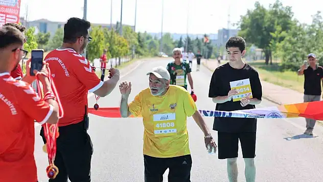 Kayseri'de 7'den 70'e yüzlerce vatandaş demokrasi koşusunda buluştu