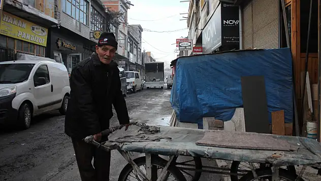 72 yaşındaki Kartal'ın ekmek mücadelesi: Geçimini el arabası ile sağlıyor