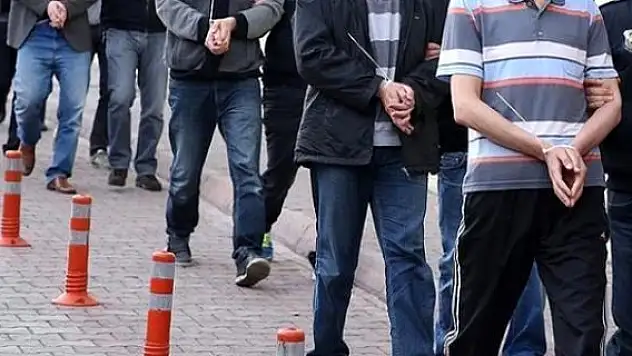 74 MUVAZZAF ASKER İÇİN GÖZALTI