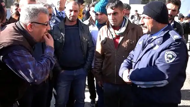 Tezgahları Kaldırılan Pazarcı, Ağzındaki Takma Dişlerini Çıkarıp İsyan Etti