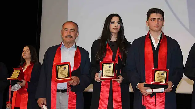 Kayseri'de 79 yaşında avukat oldu