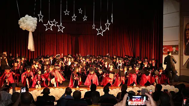 80. YIL CUMHURİYET İLKOKULU'NDAN KÜLTÜRLERARASI MEZUNİYET TÖRENİ