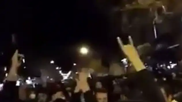 İran'daki Gösterilere Katılan Azeri Türkler, Bozkurt İşareti Yaptı