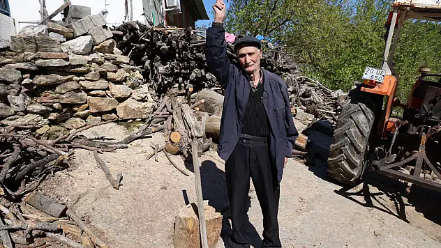 94 yaşındaki Salih Amca gençlere taş çıkarıyor