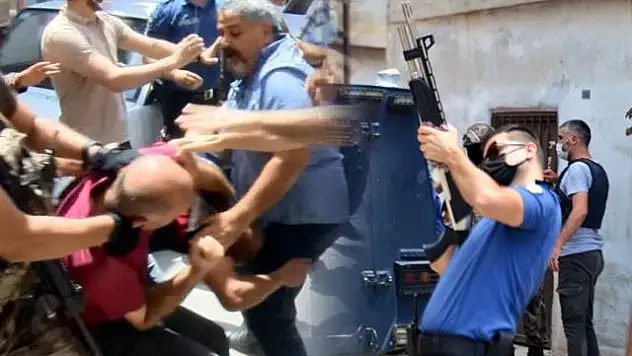 ADANA'DA ÇATIYA ÇIKIP SAĞA SOLA ATEŞ AÇAN KİŞİYİ LİNÇTEN POLİS KURTARDI