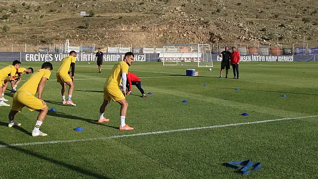 AĞRI SPOR TEKNİK HEYETİNDEN HACILAR STADYUMUNA ÖVGÜ