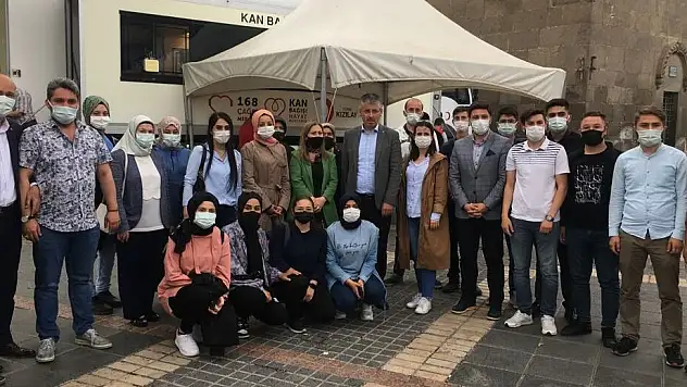 AK PARTİ KAYSERİ İL TEŞKİLATI'NDAN KIZILAY'A KAN DESTEĞİ