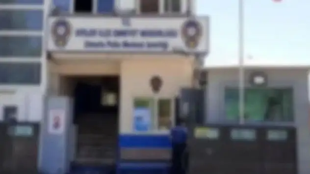 AK PARTİLİ İSİM, İLÇE EMNİYET MÜDÜRLÜĞÜNDE POLİSİ DARP ETTİ