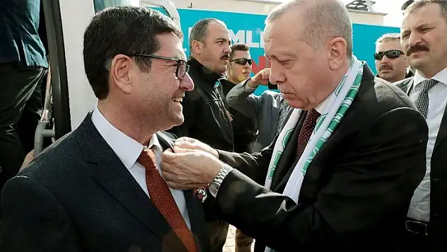 AK Parti'ye Geçen Barış Saylak'ın Rozetini Cumhurbaşkanı Erdoğan Taktı